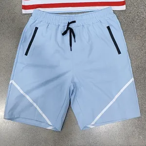 Detailansicht von hellblauen Herren-Sportshorts mit Reißverschlusstaschen und Streifen