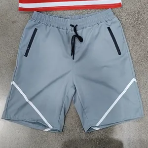 Graue Sporthose für Herren mit schwarzen Reißverschlusstaschen und weißen Streifen