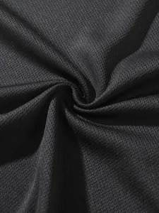 Vue rapprochée du tissu en maille noire respirante de haute qualité pour gilet de sport
