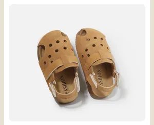 Primer plano de sandalias cerradas marrones para niños con agujeros transpirables