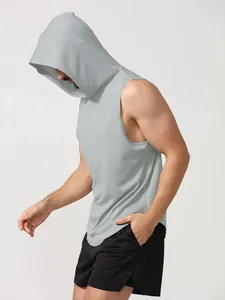 Vue de côté d'un débardeur à capuche gris clair pour homme avec un short de sport noir.