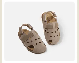 Sandalias cerradas para niños pequeños con recortes transpirables y suelas de corcho