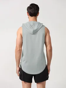 Vue arrière d'un débardeur à capuche pour homme en tissu respirant gris clair