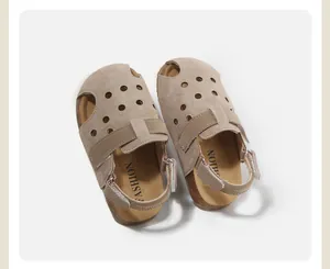 Vista superior de sandalias marrones para niños con punta cerrada y diseño perforado
