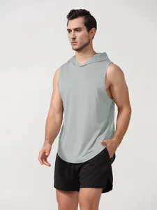 Vue latérale d'un homme portant un débardeur de sport à capuche gris en maille.