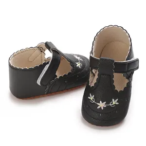 Detail van zwarte baby prinsessenschoenen met bloemenborduurwerk en een zachte zool