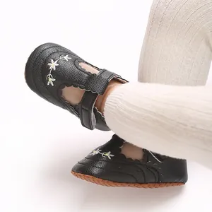 Detail van zwarte baby loopschoentjes met bloemenborduurwerk en zachte flexibele zool