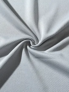 Gros plan sur la texture du tissu en maille grise respirante d'un gilet de sport