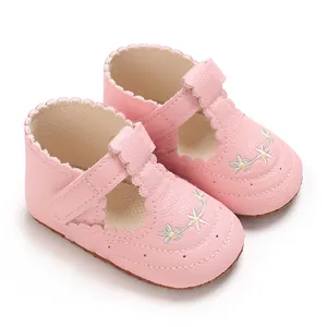 Zijaanzicht van roze babymeisjes prinsessenschoenen met bloemenborduurwerk en zachte zool.