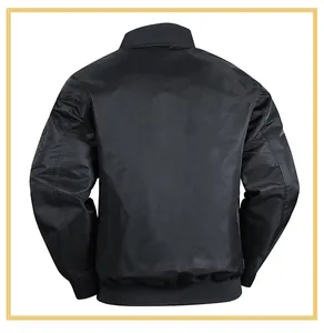 Vista posterior de chaqueta bomber negra para hombre con cuello y bajo en punto elástico