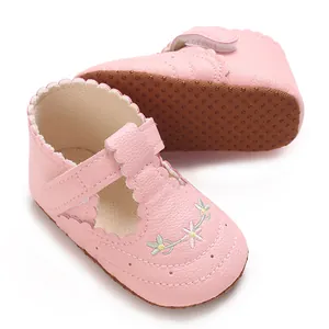 Detailweergave van roze baby prinsessenschoenen met bloemenborduurwerk en antislipzool