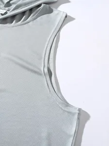 Vue détaillée des coutures d'emmanchure et du tissu en maille de la veste grise