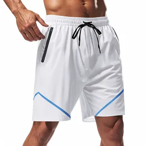 Dettaglio di pantaloncini sportivi bianchi ad asciugatura rapida con tasca e strisce blu.