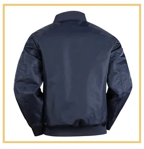 Vista trasera de una clásica chaqueta bomber para hombre en color azul marino