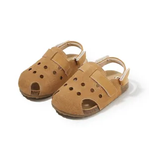 Sandalias de gamuza marrón para niños con diseño de punta cerrada y correa ajustable