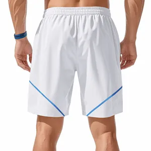Vista posteriore dettagliata dei pantaloncini sportivi bianchi ad asciugatura rapida uomo