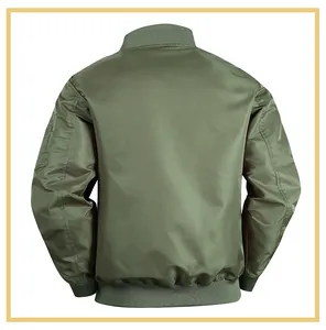 Vista posterior detallada de la chaqueta bomber de hombre verde oliva con puños de canalé
