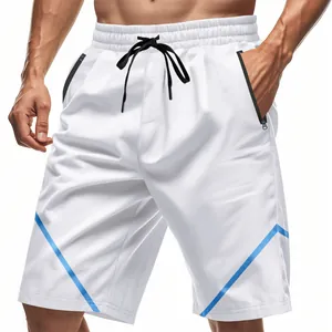 Dettaglio di pantaloncini sportivi bianchi ad asciugatura rapida con strisce