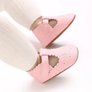 Roze prinsessenloopschoentjes voor baby meisjes met geborduurde bloemen en zachte zool