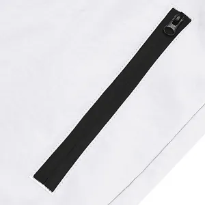 Dettaglio della cerniera impermeabile nera di alta qualità sui pantaloncini sportivi bianchi