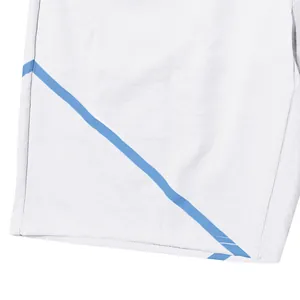 Dettaglio dei pantaloncini sportivi da uomo con striscia blu diagonale e cucitura