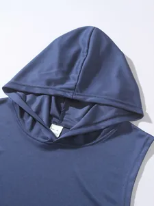 Vue détaillée de la capuche et du tissu en maille d'un sweat à capuche sport bleu