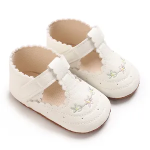 Witte babymeisjes Mary Jane loopschoentjes met fijn bloemenborduurwerk en zachte zool