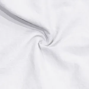 Dettaglio ravvicinato del tessuto bianco traspirante ad asciugatura rapida per pantaloncini