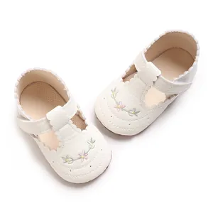 Detailweergave van de witte bloem geborduurde Mary Jane babyschoentjes voor meisjes