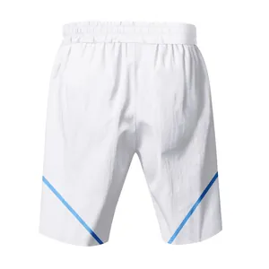 Dettaglio posteriore dei pantaloncini sportivi bianchi ad asciugatura rapida con strisce