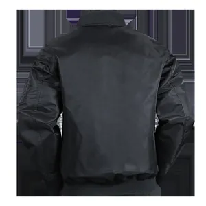 Vista trasera de una chaqueta bomber clásica negra para hombre con cuello y puños acanalados
