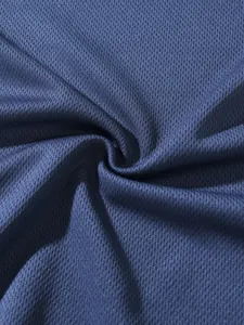 Gros plan détaillé du tissu en maille respirant bleu marine pour gilet de sport homme