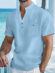 Détail d'une chemise en lin bleu clair pour homme avec col montant et poche poitrine