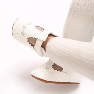 Detailweergave van baby loopschoentjes met bloemenprint en zachte zool voor lente