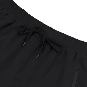 Vista dettagliata della vita elastica con coulisse regolabile su pantaloncini neri.