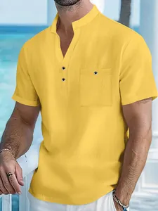 Détail d'une chemise décontractée à manches courtes en lin jaune pour hommes avec poche