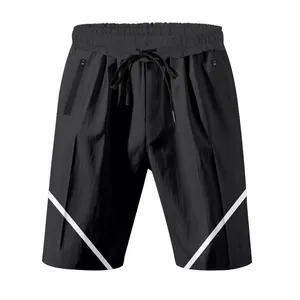 Dettaglio di pantaloncini sportivi neri da uomo ad asciugatura rapida con tasche con zip