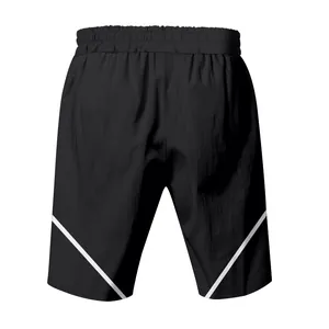 Vista posteriore di pantaloncini sportivi neri da uomo a rapida asciugatura con strisce