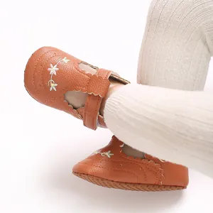 Detailweergave van babyschoentjes voor meisjes met geborduurde bloemen en zachte zool
