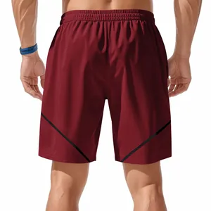 Vista posteriore dettagliata che mostra il design e la vestibilità degli shorts bordeaux.