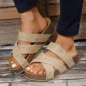 Casual damesplatform slippers met beige gevlochten kruisbandjes op hout