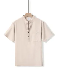 Élégante chemise pour hommes en lin à manches courtes, col mao et poche de poitrine.