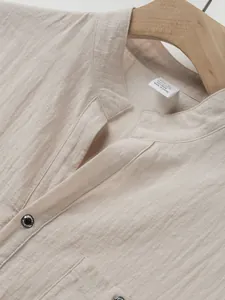 Détail d'une chemise beige à col officier pour homme en mélange coton-lin