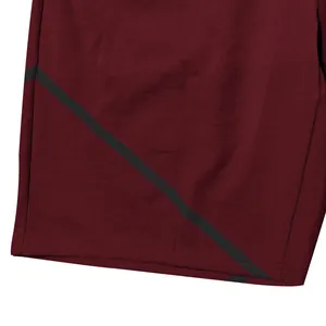 Vista dettagliata dei pantaloncini sportivi bordeaux da uomo ad asciugatura rapida
