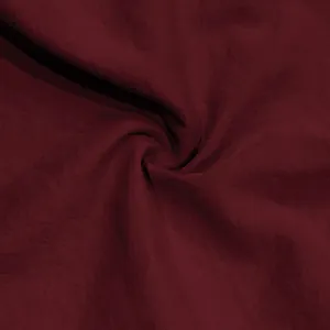 Dettaglio macro della trama del tessuto bordeaux ad asciugatura rapida per pantaloncini sport
