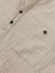 Vue détaillée de la chemise beige en lin pour hommes avec boutons et poche avant