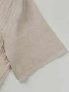 Gros plan sur le tissu en lin respirant et les coutures de l'ourlet d'une chemise pour homme.