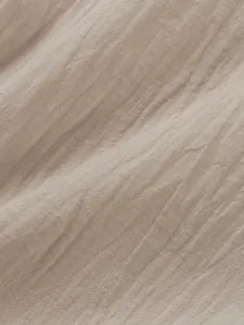 Vue macro montrant la texture froissée d'un tissu respirant en coton et en lin.