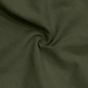 Dettaglio macro ravvicinato della trama in tessuto verde oliva per pantaloncini sport