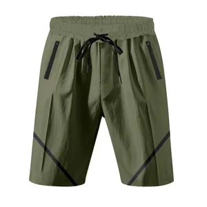 Dettaglio dei pantaloncini sportivi ad asciugatura rapida con coulisse e tasche